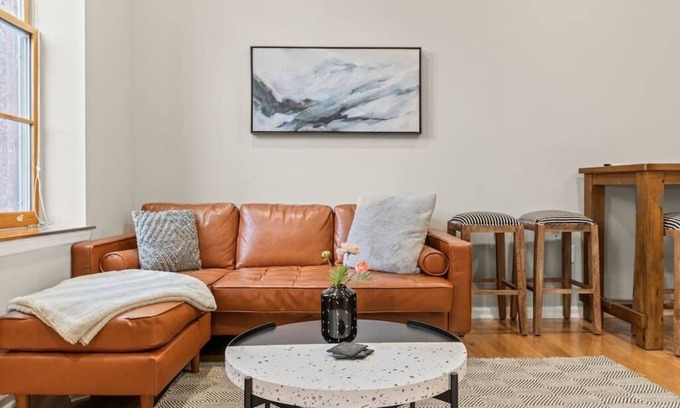 Rittenhouse Row Apartment | Beautiful 1BD With Balcony | Rittenhouse Square