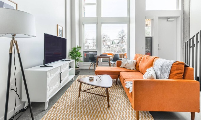 Wilburton Apartment | Beautiful 1BR in Bellevue, Gym + Pet-Friendly