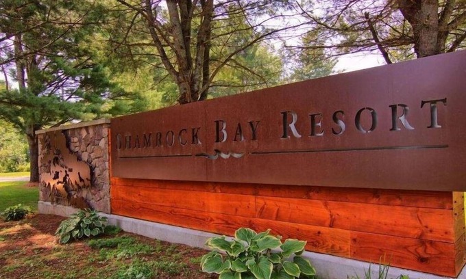 Washago House | Beautiful 2+1 bedroom cottage shamrock bay resort with swimming pool