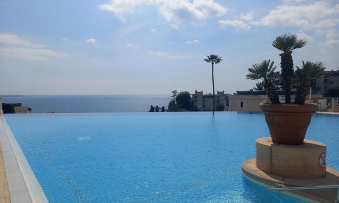 La Croix des Gardes Apartment | Beautiful 2/3-room apartment, terrace, pool, view of boats and islands.