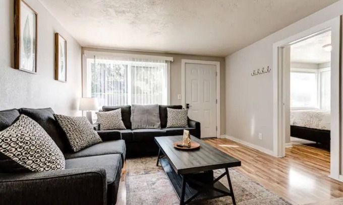 Amazon Apartment | Beautiful 2 bdrm, 1 Bath 4 blocks from The U of O,