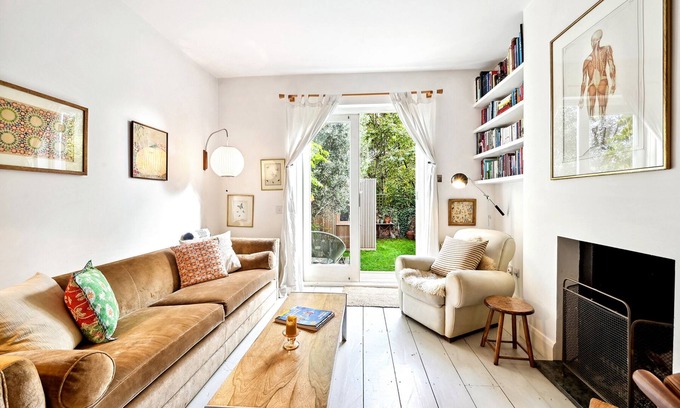 North Kensington Apartment | Beautiful 2 bed flat near Portobello Rd market and Notting Hill