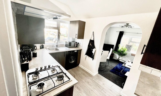 Watford House | Beautiful 2-Bed House in Watford