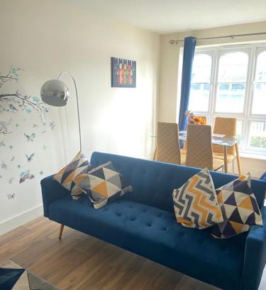 Island Gardens Apartment | Beautiful 2 bed waterfront apartment with parking perfect for Canary Wharf - 2 bed 2 bath apartment with High speed WIFI and Netflix and parking