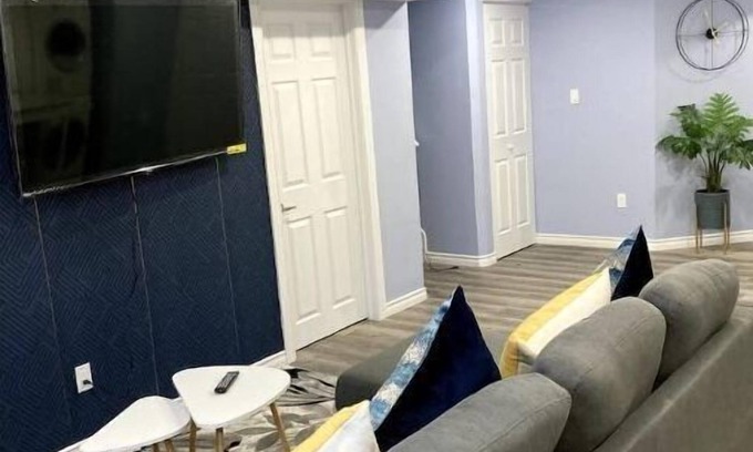 Niagara Falls House | Beautiful 2 bedroom suite close to attractions