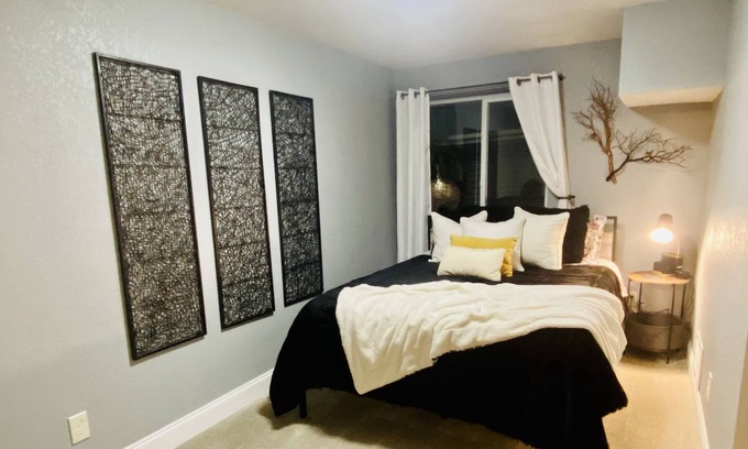 Martinez Park Apartment | Beautiful 2 Bedroom Apt in Old Town w/Free Parking