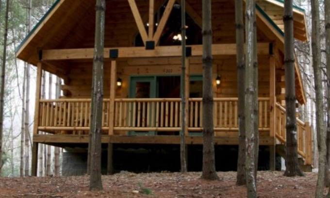 Blue Jay Cabin | Beautiful 2 Bedroom 2 Bath Log Cabin for Rent