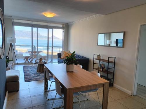 Flamingo Vlei Apartment | Beautiful 2 Bedroom Apartment with Ocean Views, Bloubergstrand