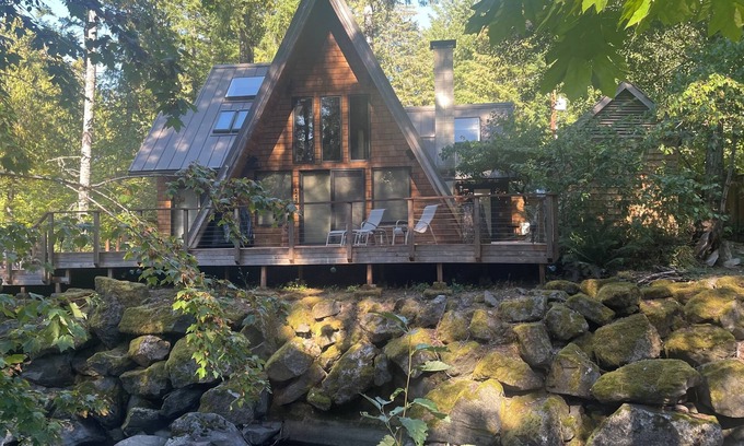 Packwood Cabin | Beautiful 2-bedroom cabin beside a creek in relaxing Packwood with WiFi, AC