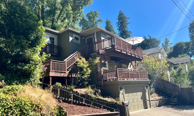 Fairfax House | Beautiful 2-bedroom cottage in wooded Deer park neighborhood