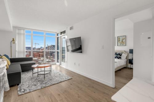 CityPlace Apartment | Beautiful 2 Bedroom Downtown Toronto Condo with free parking