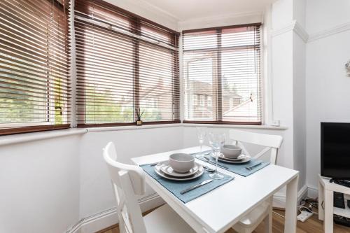 Roundhay Apartment | Beautiful 2 Bedroom Flat on Street Lane