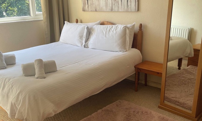 Bracknell Apartment | Beautiful 2 bedroom for 5, walk to town, near Legoland and Lapland!