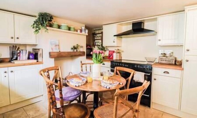 Rivenhall Cottage | Beautiful 2 Bedroom Period Cottage