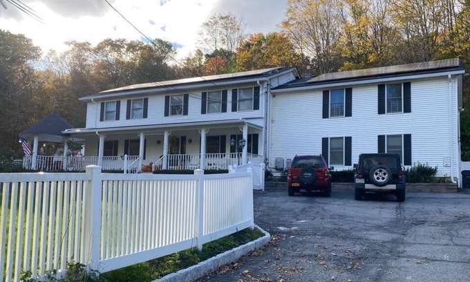 Monroe Apartment | Beautiful 2 Bedroom Guest House With Parking