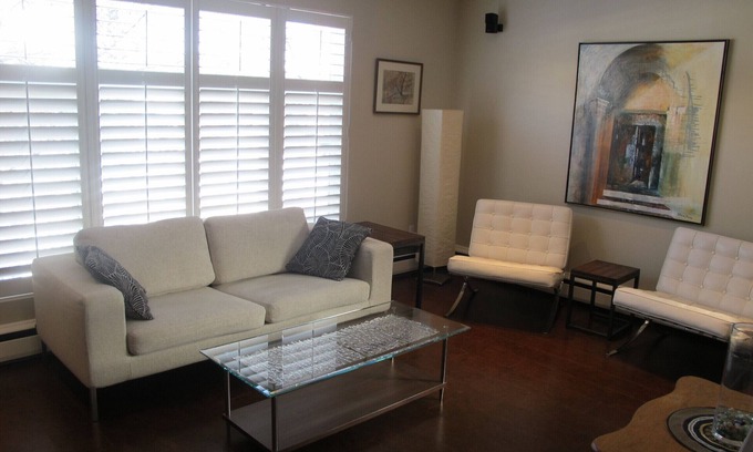 Wanless Park Apartment | Beautiful 2 bedroom home - includes laundry and parking