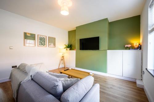 Atherton House | Beautiful 2 Bedroom House in Atherton, Free Parking