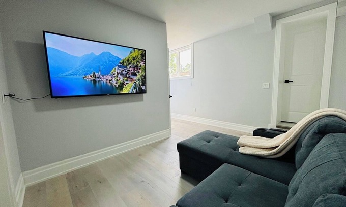 Etobicoke Apartment | Beautiful 2 Bedroom Suite, Full Kitchen and Bathroom