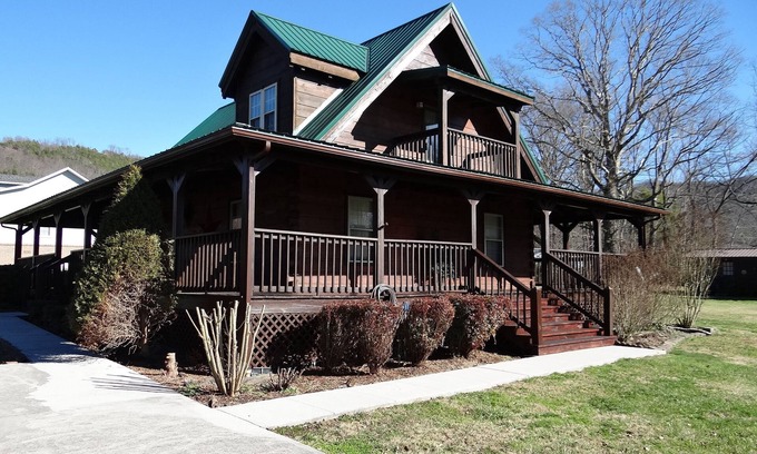 Gatlinburg - Pigeon Forge Cabin | Beautiful 2 Bedroom Cabin nNo Steep RoadsnSome Mountain ViewnLarge Yard n