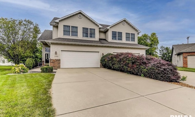 Springfield Condo | Beautiful 2 Bedroom, 2 Bath with Office Space on Springfield's west end