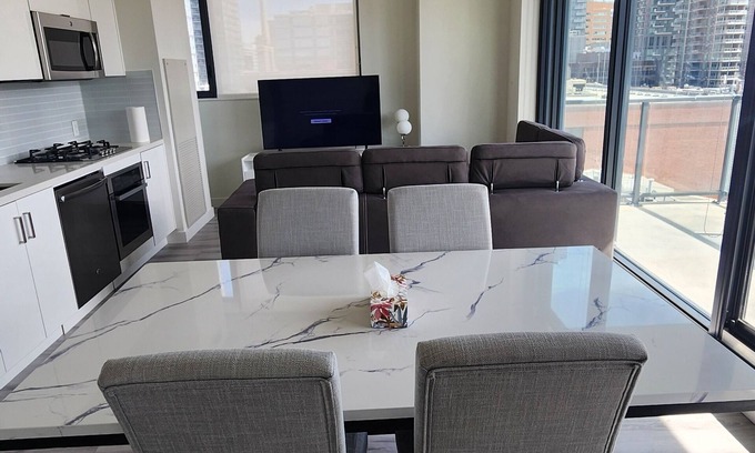 Connaught Condo | Beautiful 2 beds 1 bath downtown