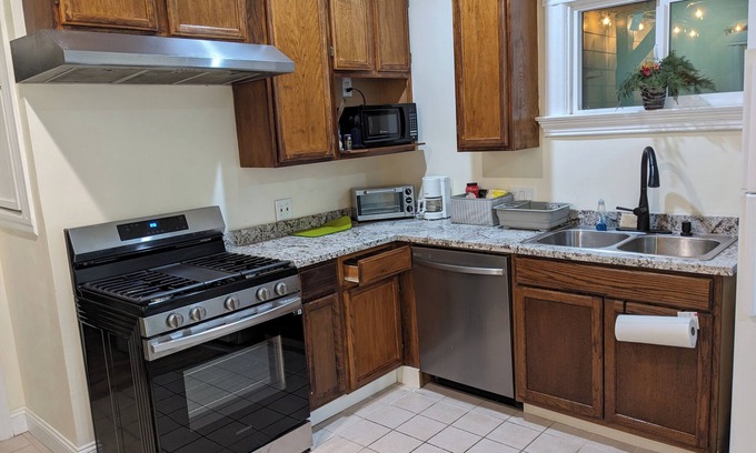 Oakland House | Beautiful 2-BR 1 Ba house near Lake Merritt and downtown
