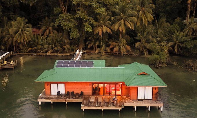 Isla Bastimentos Villa | Beautiful 2 Bedroom-2 Bathroom OverWater Villa in Bastimentos, AC & Wifi
