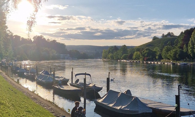 Andelfingen District Apartment | Beautiful 2 room apartment centrally and on the Rhine