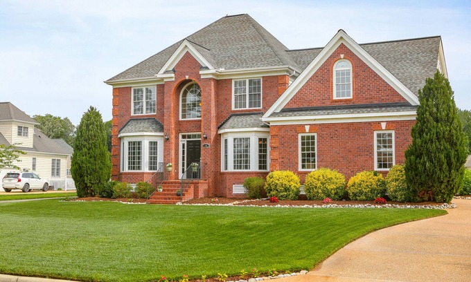 Poquoson House | Beautiful 2 story brick home on a cul-de-sac. A beautiful pond in the back yard
