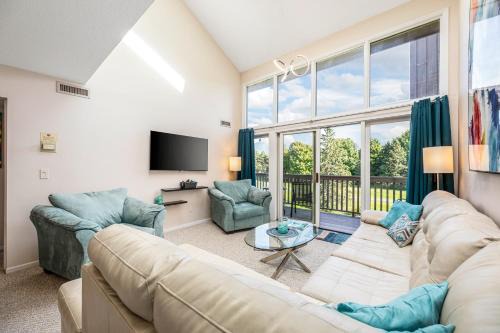 Acme Apartment | Beautiful 2BDR Loft Suite at Golf Course Condo 5549