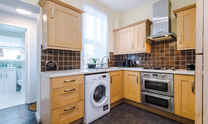 Stanley House | Beautiful 2Bed House near Pinderfield Hospital