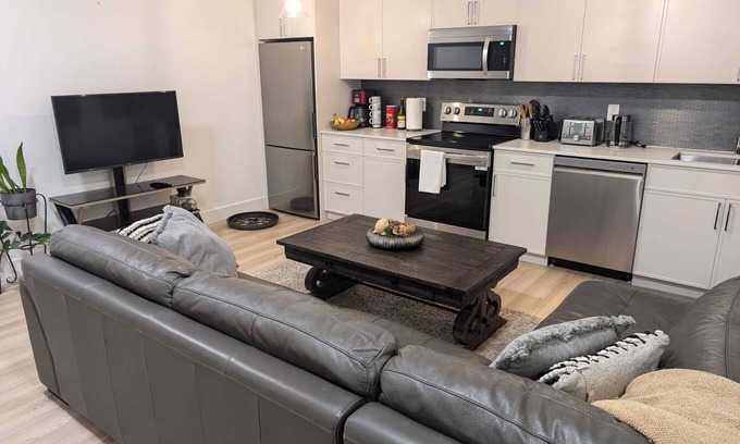 Surrey House | Beautiful 2Bedroom suite close to Whiterock Beach