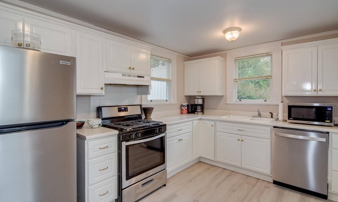 Summerville Cottage | Beautiful 2bedroom cottage with full kitchen, dining area, laundry, 3 TVs, a/c
