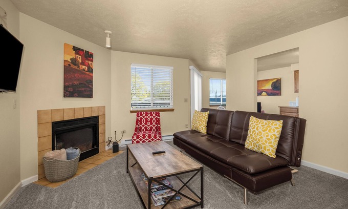Spokane Valley Apartment | Beautiful 2BR APT 2 ⭑ Netflix & Keurig ⭑ Full Kitchen ⭑ WiFi ⭑ AC