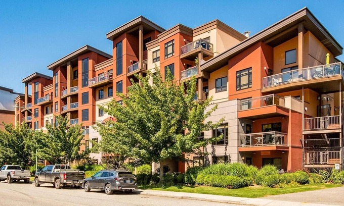South Pandosy Condo | Beautiful 2BR + Den Condo in Kelowna. Huge Corner Balcony!