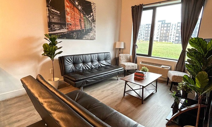Elizabeth Apartment | Beautiful 2BR Next to Airport 9392
