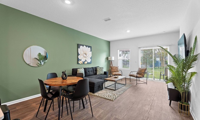 Baymeadows House | Beautiful 2BR Townhome Close to beach/Mayo Clinic
