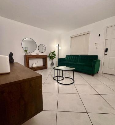 The Crossings Apartment | Beautiful 2brm condo w free parking fast WiFi
