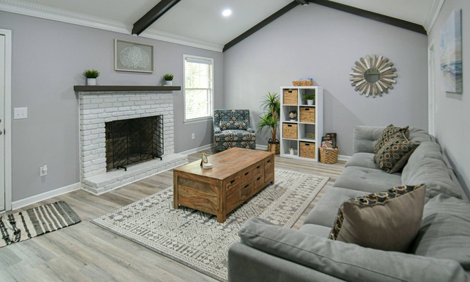 Columbia House | Beautiful 3 BD/2 BA Home with Ping-Pong, Arcade, Grill, and 2 Dining Rooms