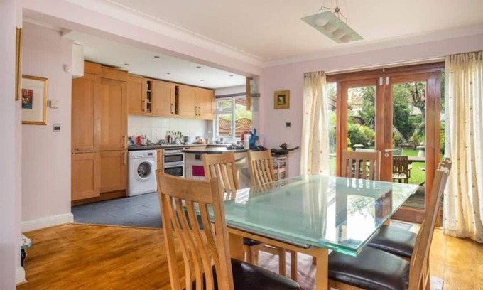 Childs Hill House | Beautiful 3 bed , 2 bathroom house, large garden near Hampstead Heath