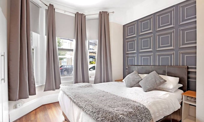 Shepherd's Bush Condo | Beautiful 3 Bedroom Apartment Near Central London.