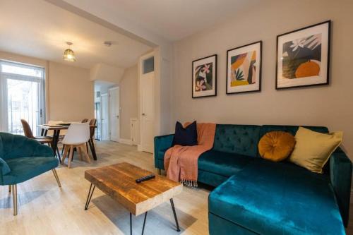 Riverside Apartment | Beautiful 3 Bed House Walking Distance to Stadium With Parking sleeps 6