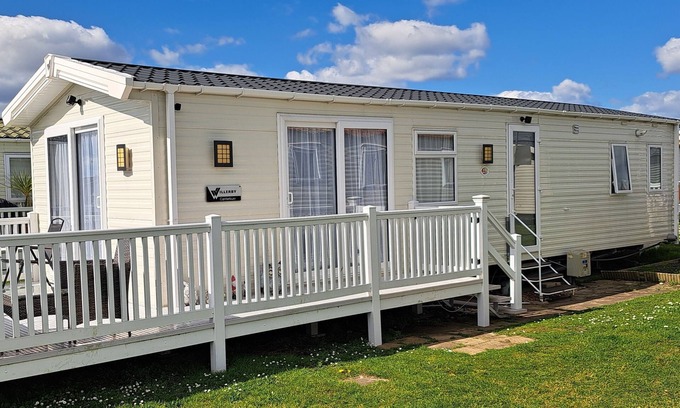 Lydd-on-Sea Cabin | Beautiful 3-Bed Lodge in kent