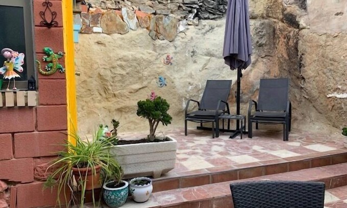Sax House | Beautiful 3-Bed Town House with garden in Sax