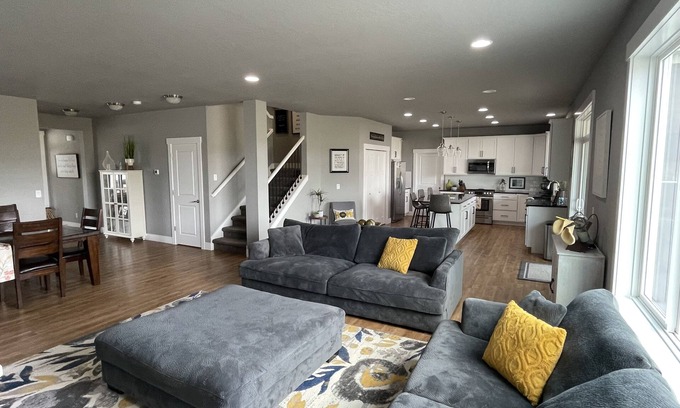 Greenacres House | Beautiful 3 bed+den, 3bath huge home on the Spokane River and Centennial Trail