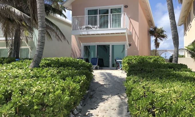 North Side Villa | BEAUTIFUL 3 BEDROOM VILLA LOCATED DIRECTLY ON THE BEACH, EXCELLENT SNORKELING