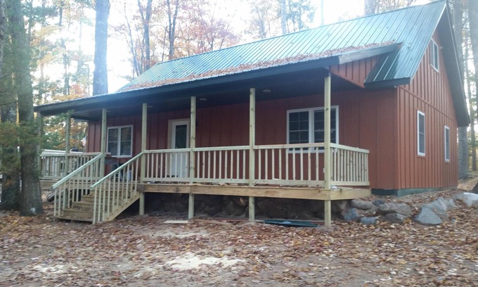 New Post Cabin | Beautiful 3 bedroom 2 bathroom loft, sleeps 14, lakeview and dock on trail #33,