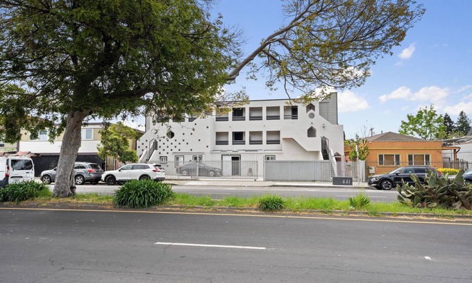 Mosswood Apartment | Beautiful 3 bedroom/2 bath unit in Oakland