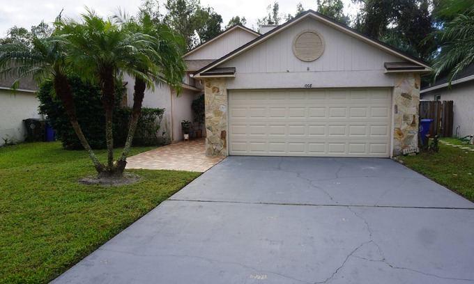 Alafaya Woods House | Beautiful 3 Bedroom 2 full bath 2 car 🚗 garage.