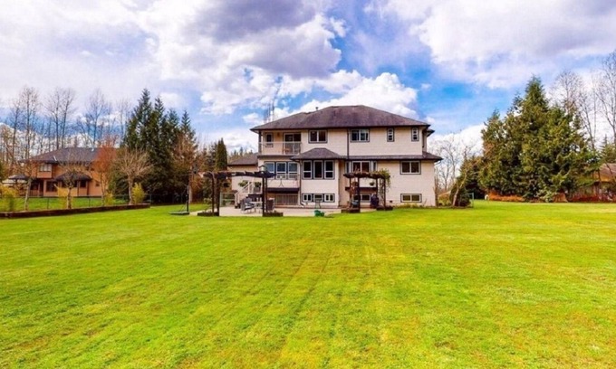 Maple Ridge House | Beautiful 3-bedroom suite on 1 Acre